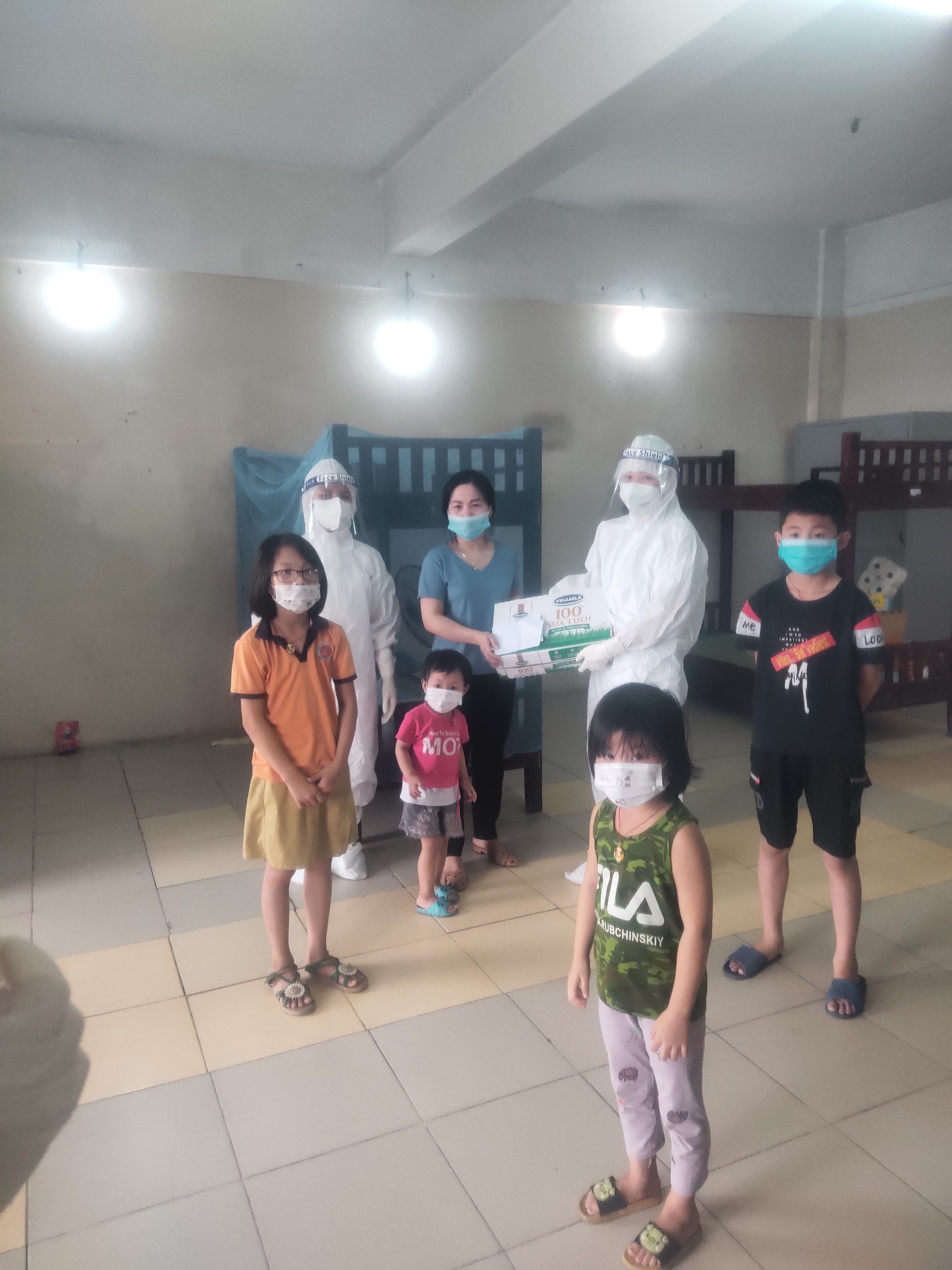 Xúc động hình ảnh 2 em nhỏ trong khu cách ly, bố là bệnh nhân Covid-19 vừa qua đời - Ảnh 4.