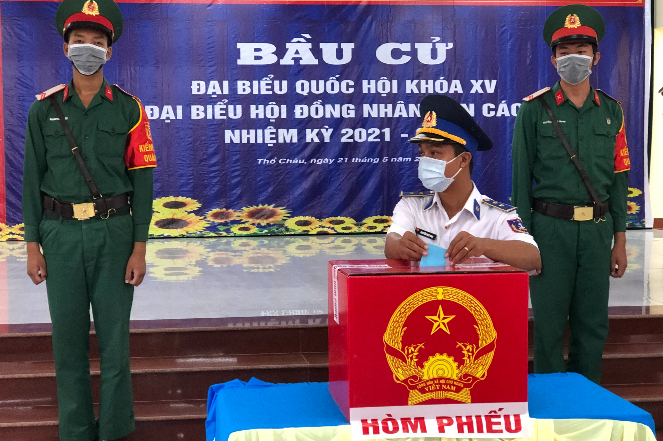 Cảnh sát biển và cử tri tại 3 đảo ở miền Tây đi bầu cử sớm