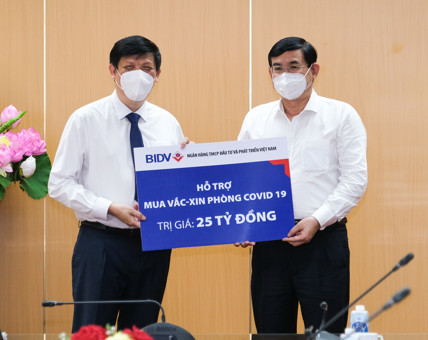 BIDV ủng hộ 25 tỉ đồng mua vắc-xin phòng Covid-19