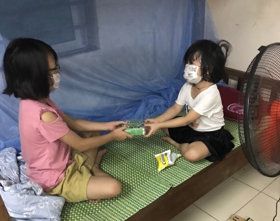 Xúc động hình ảnh 2 em nhỏ trong khu cách ly, bố là bệnh nhân Covid-19 vừa qua đời