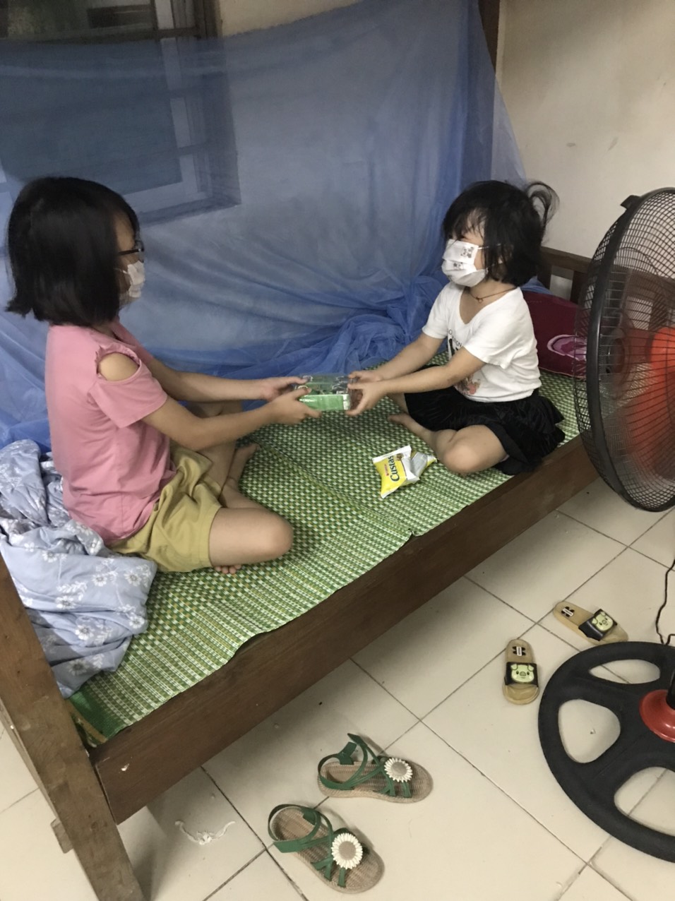 Xúc động hình ảnh 2 em nhỏ trong khu cách ly, bố là bệnh nhân Covid-19 vừa qua đời - Ảnh 3.