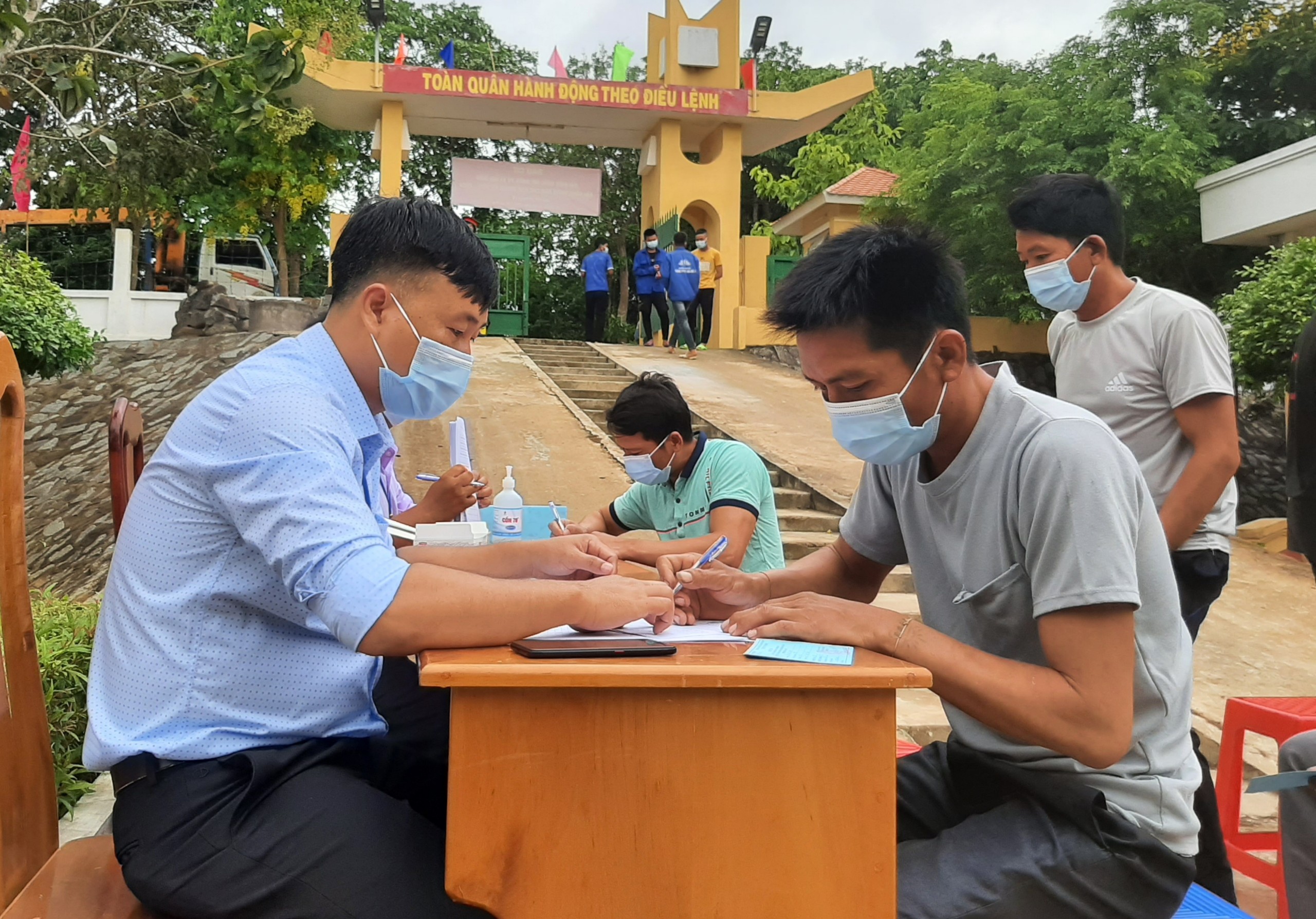 Hình 5 Cử tri tại đảo Hòn Khoai nhận phiếu bầu và tiến hành bầu cử sớm. (1)