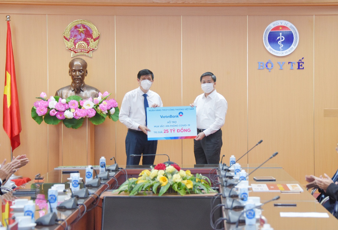 VietinBank ủng hộ 25 tỉ đồng mua vắc-xin phòng Covid-19
