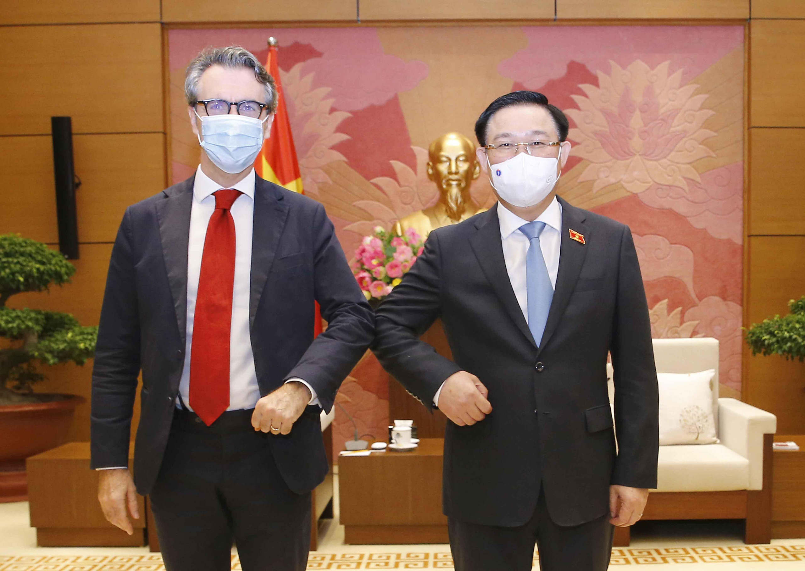 Chủ tịch Quốc hội đề nghị EU chia sẻ bản quyền sản xuất vắc-xin phòng Covid-19