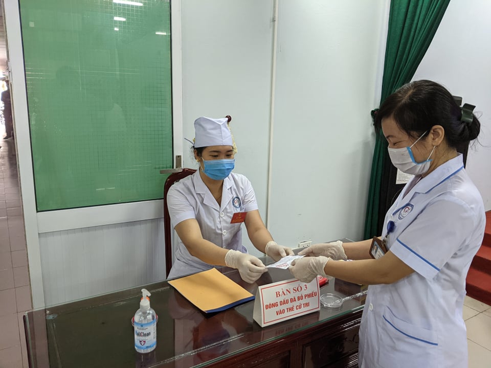 Cận cảnh bệnh nh&acirc;n Covid-19 bỏ phiếu bầu cử trong bệnh viện d&atilde; chiến - Ảnh 10.
