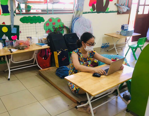 VÌ TUYẾN ĐẦU CHỐNG DỊCH: Dạy học trong khu cách ly - Ảnh 1.