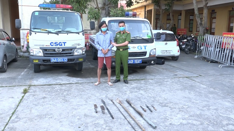 Kẻ c&oacute; tiền &aacute;n giết người đ&acirc;m thượng t&aacute; ph&oacute; c&ocirc;ng an huyện bị thương - Ảnh 2.