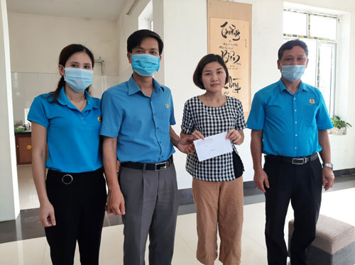 Thăm hỏi, tặng quà công nhân bị tai nạn lao động - Ảnh 1.