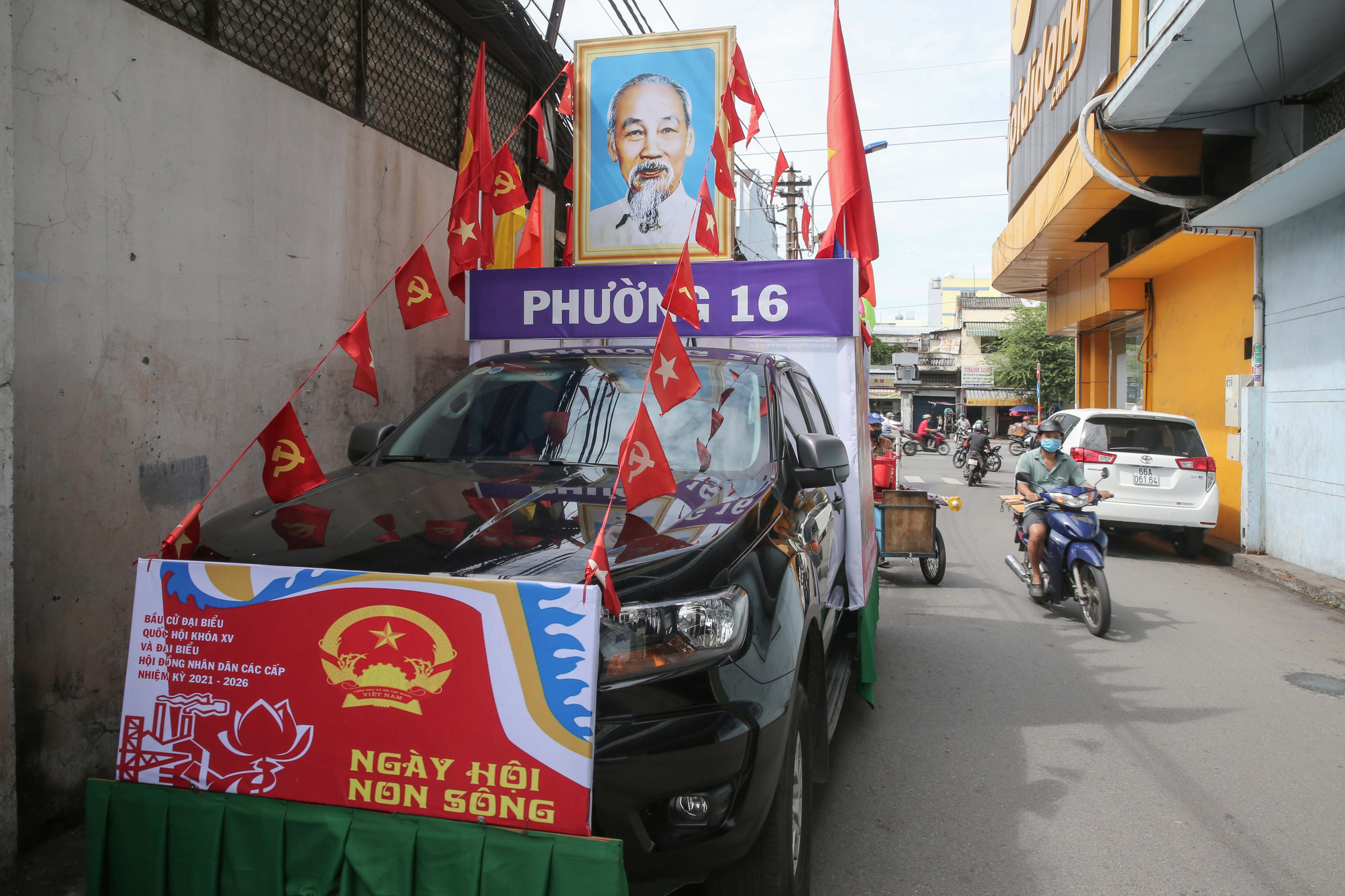 Đường phố TP HCM rực rỡ trước ng&agrave;y bầu cử 23-5 - Ảnh 11.