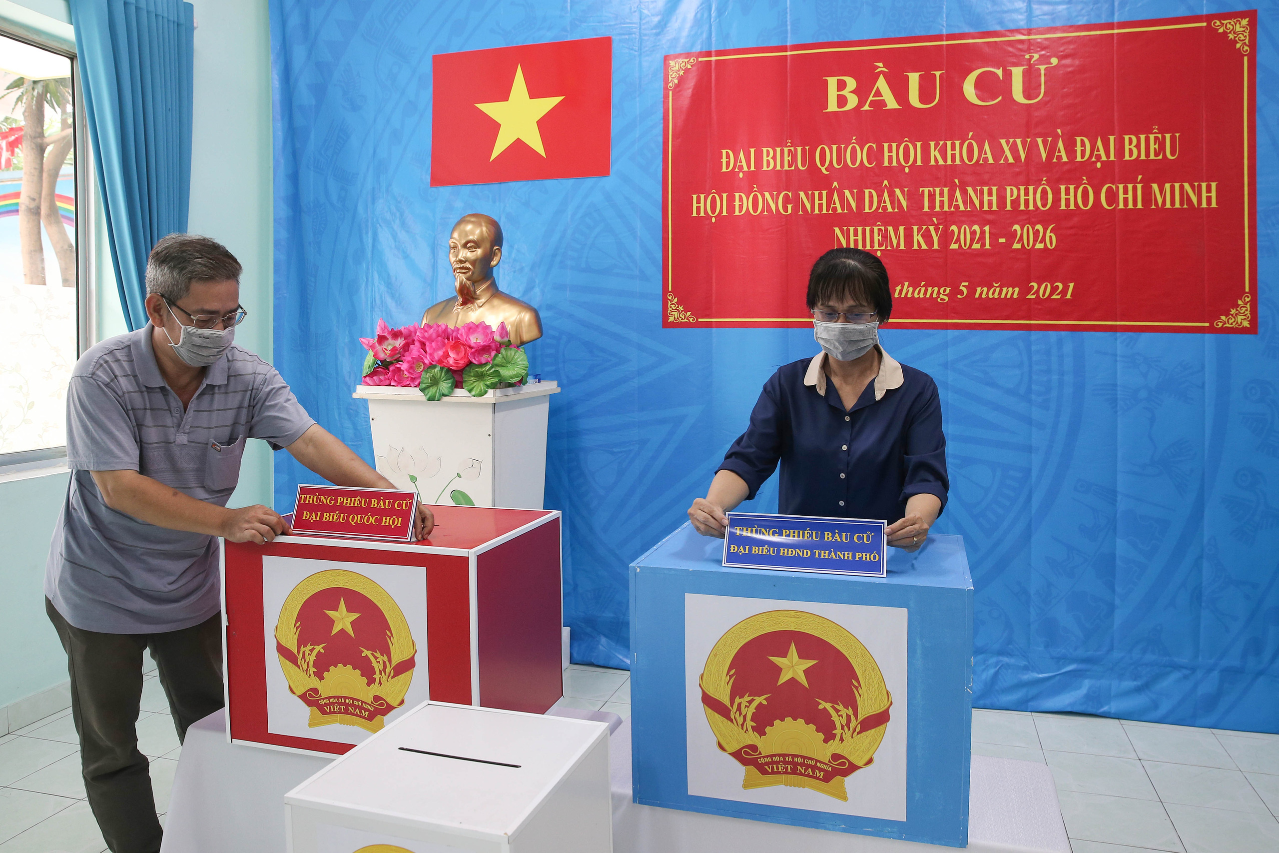 Đường phố TP HCM rực rỡ trước ng&agrave;y bầu cử 23-5 - Ảnh 6.