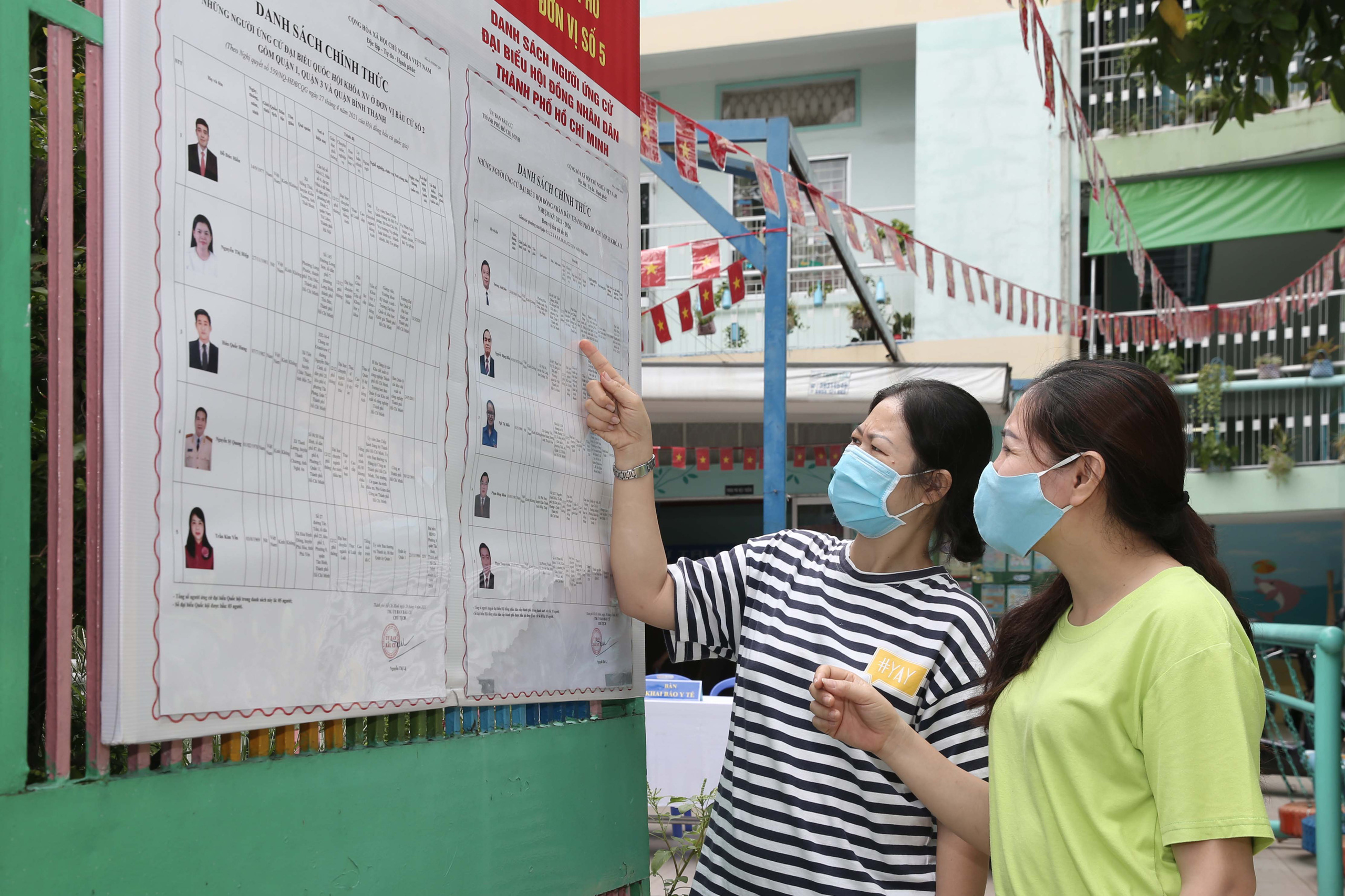 Đường phố TP HCM rực rỡ trước ng&agrave;y bầu cử 23-5 - Ảnh 8.
