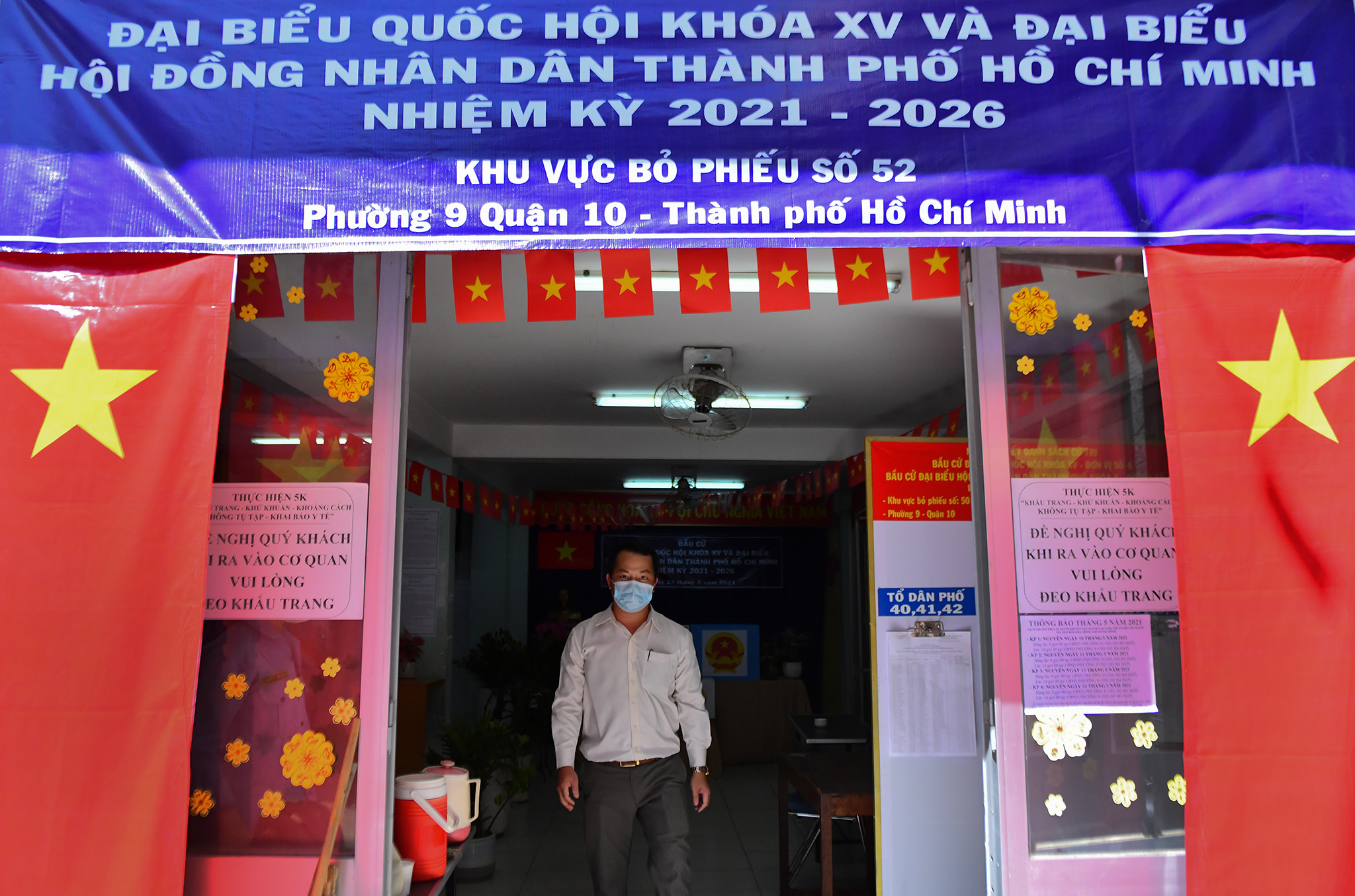 Đường phố TP HCM rực rỡ trước ng&agrave;y bầu cử 23-5 - Ảnh 5.