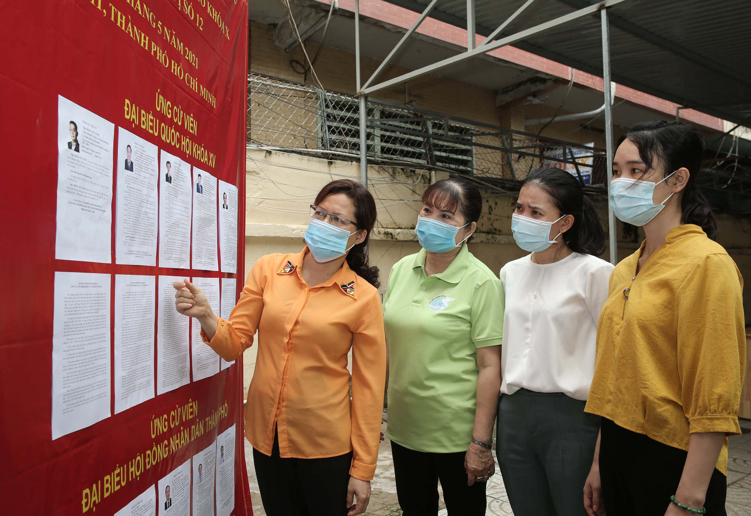 Đường phố TP HCM rực rỡ trước ng&agrave;y bầu cử 23-5 - Ảnh 13.