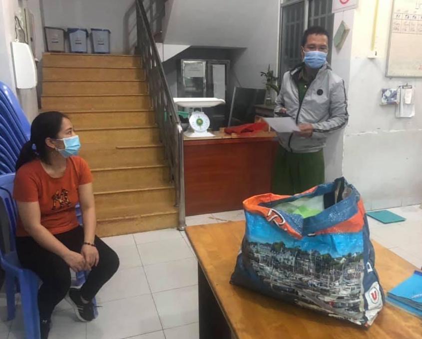 CLIP: Hai phụ nữ bỏ bé trai còn nguyên dây rốn ở bãi đất trống