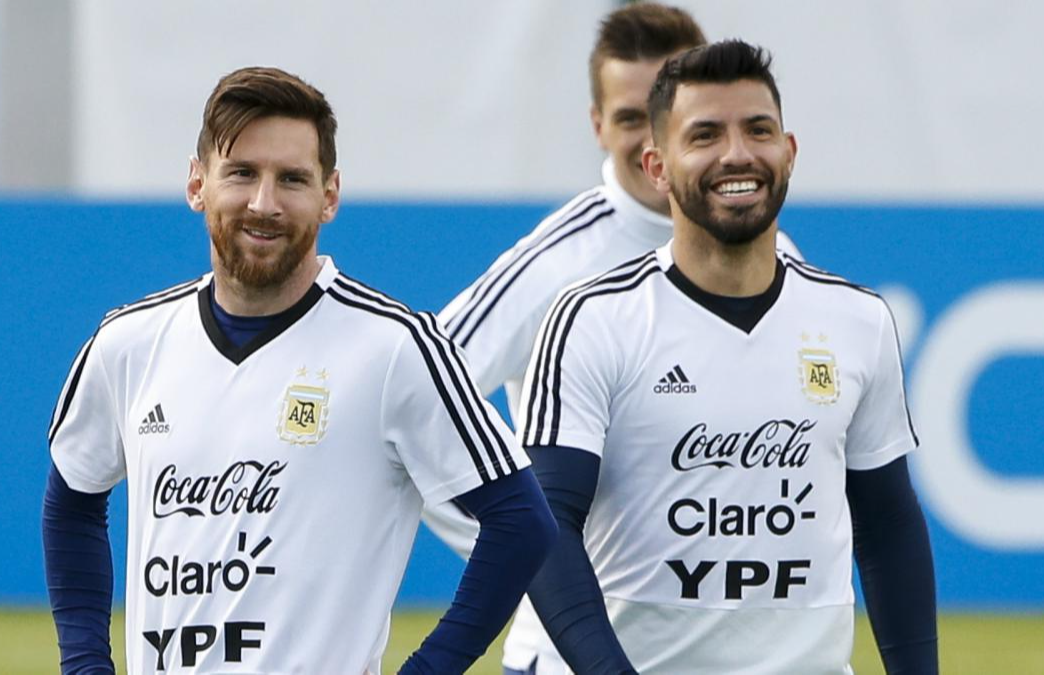 Barcelona nhanh tay đ&oacute;n cặp s&aacute;t thủ Sergio Aguero, Memphis Depay - Ảnh 4.