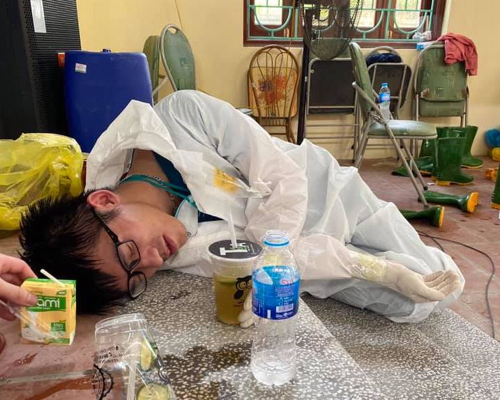 Những hình ảnh nhói lòng ở tâm dịch Bắc Ninh