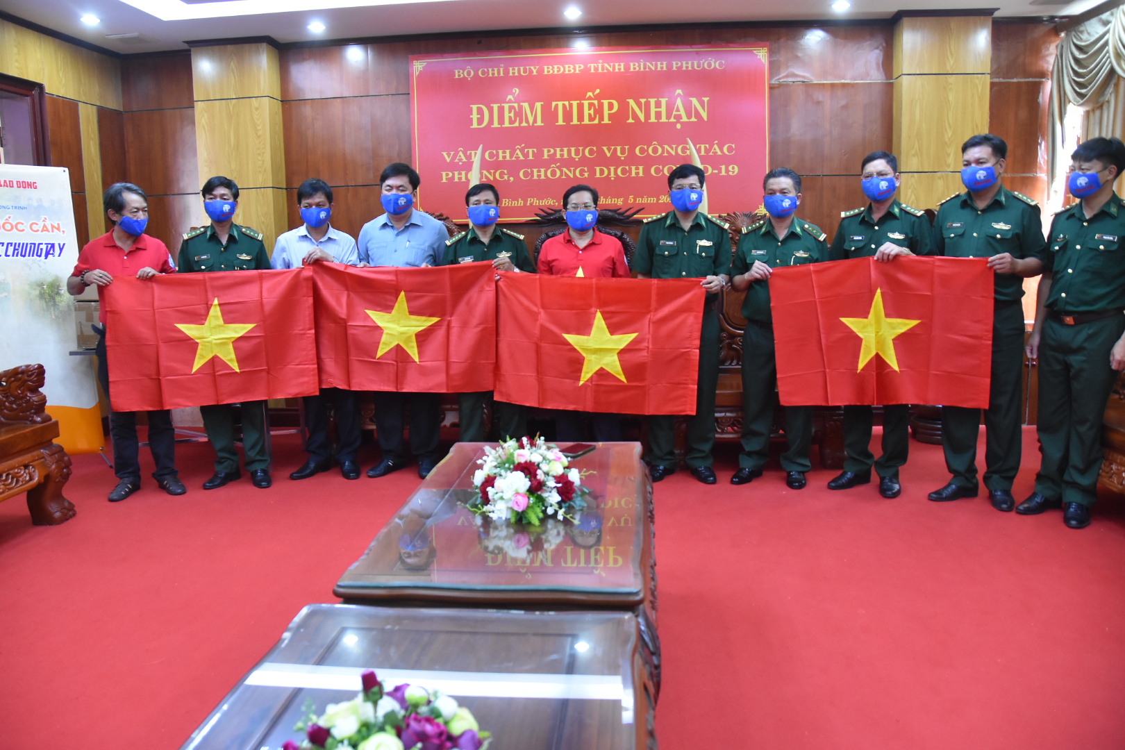 Cờ Tổ quốc bi&ecirc;n cương đến với v&ugrave;ng bi&ecirc;n giới B&igrave;nh Phước - Ảnh 1.