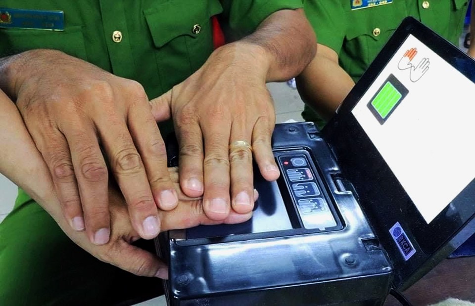 Bắt giam chủ tịch xã cản trở công an làm căn cước công dân