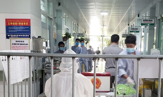Cận cảnh bệnh nh&acirc;n Covid-19 bỏ phiếu bầu cử trong bệnh viện d&atilde; chiến - Ảnh 12.