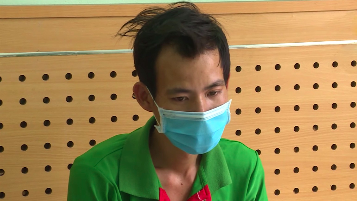 Không đeo khẩu trang, đạp ghế vượt chốt phòng dịch, tấn công lực lượng chức năng