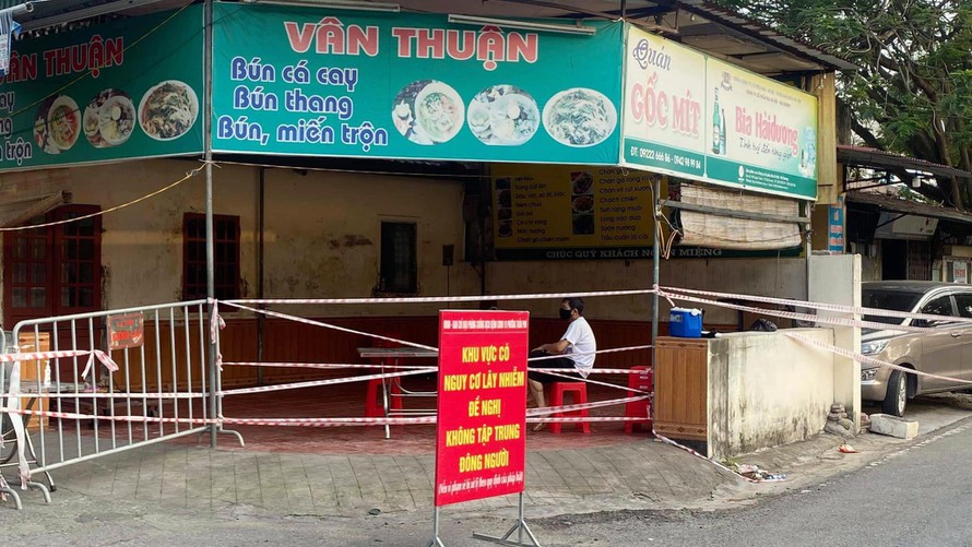 Vượt chốt phong tỏa, v&agrave;o ổ dịch c&oacute; 15 ca Covid-19 b&aacute;n rượu - Ảnh 1.