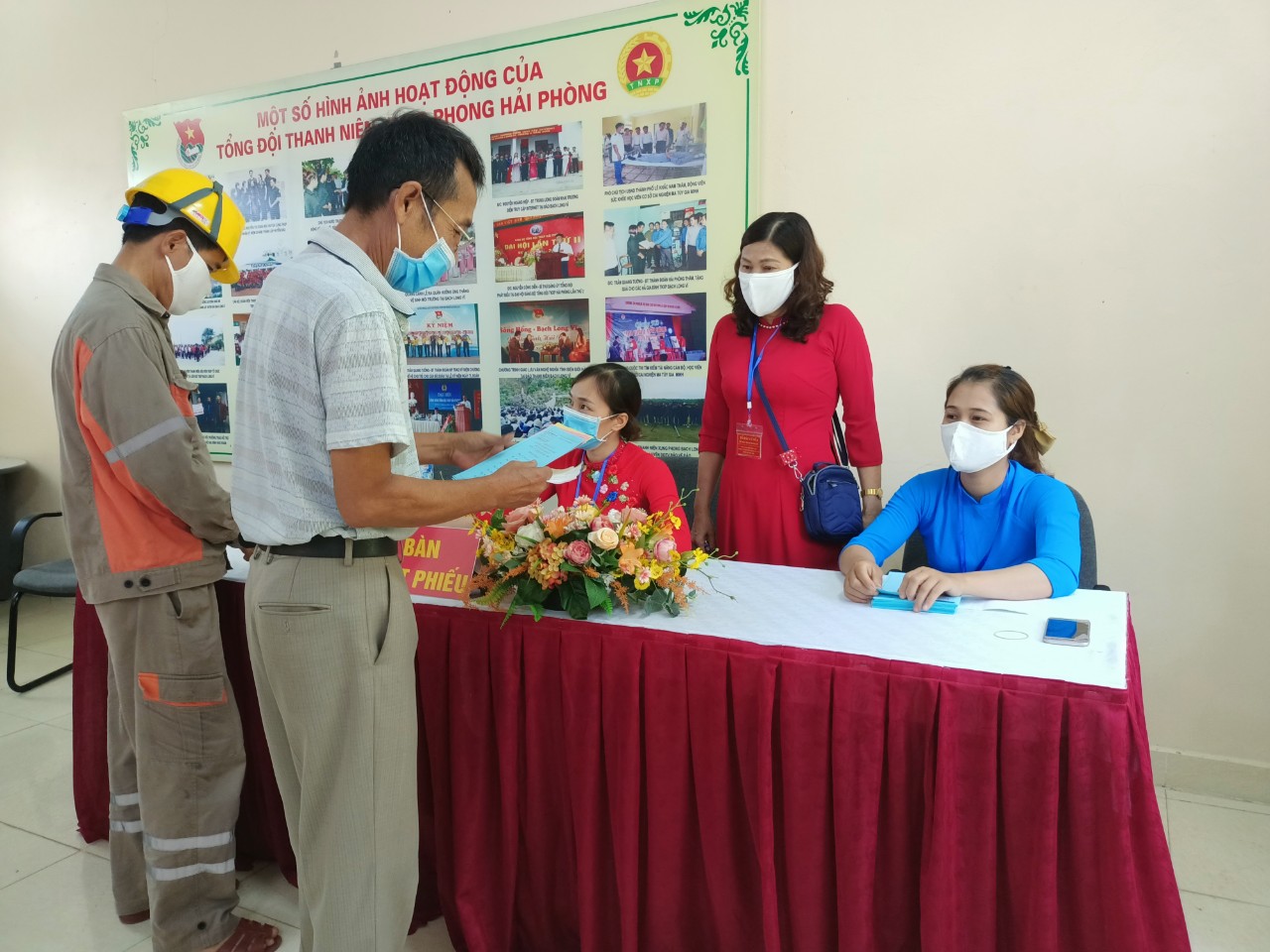 Những cử tri đầu ti&ecirc;n đi bỏ phiếu ở đảo tiền ti&ecirc;u Bạch Long Vỹ - Ảnh 9.