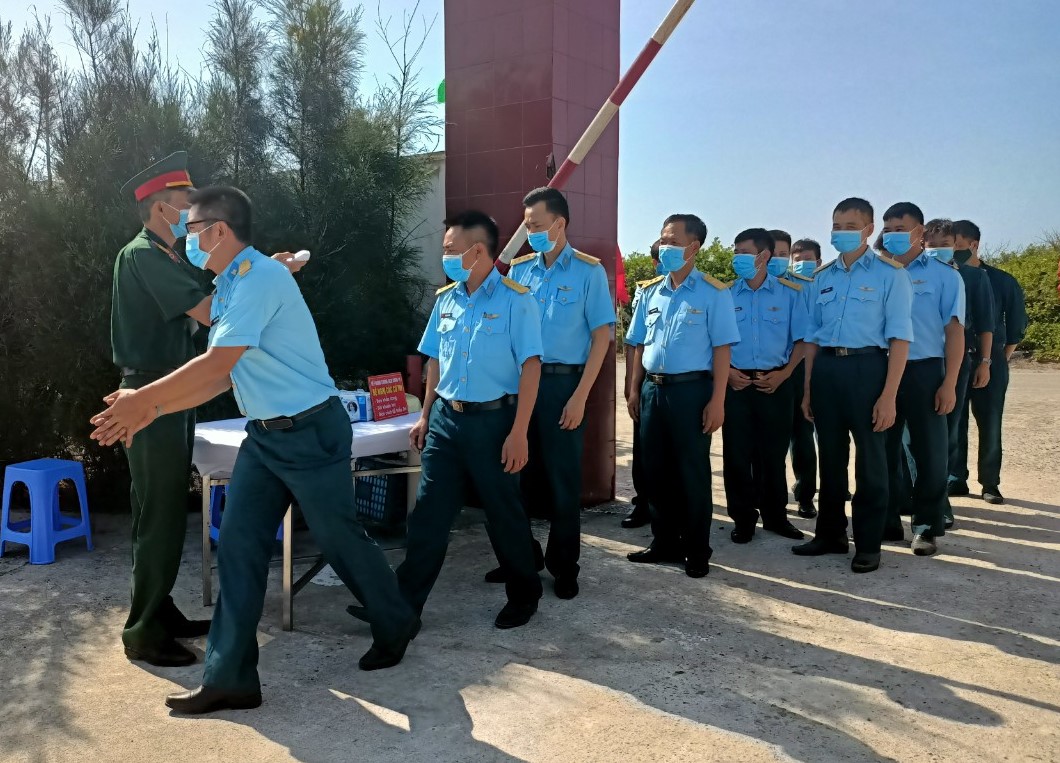 Những cử tri đầu ti&ecirc;n đi bỏ phiếu ở đảo tiền ti&ecirc;u Bạch Long Vỹ - Ảnh 7.