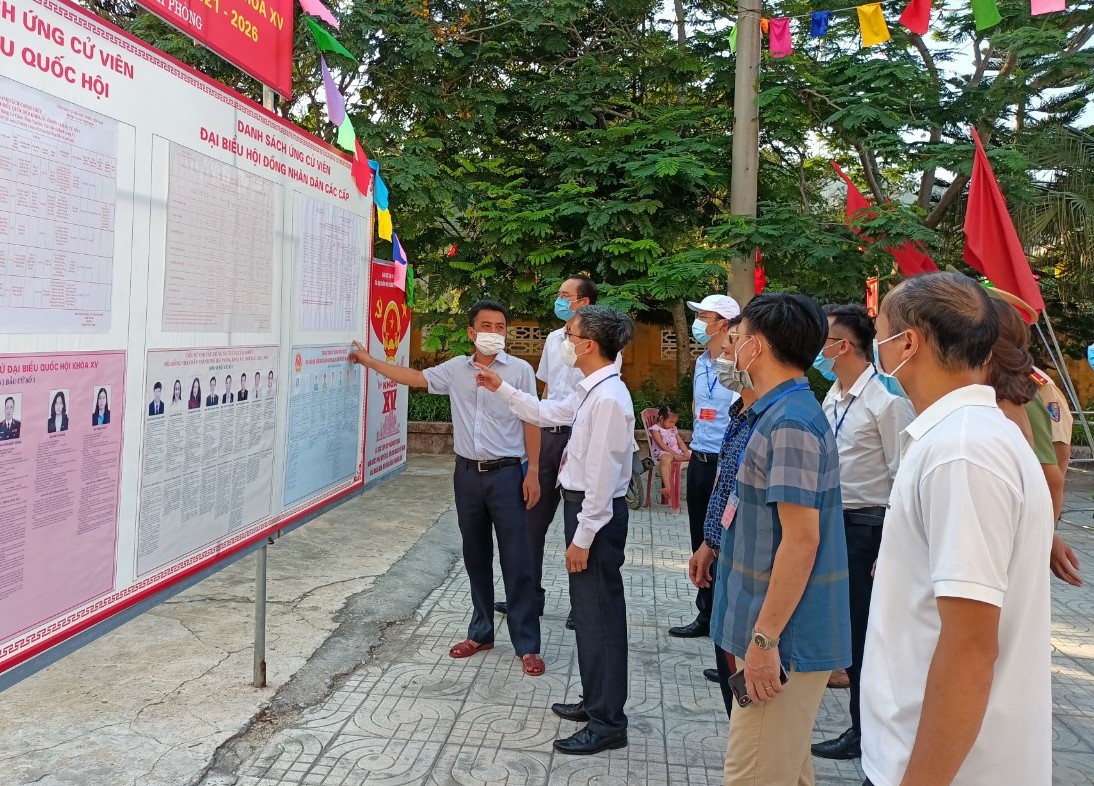 Những cử tri đầu ti&ecirc;n đi bỏ phiếu ở đảo tiền ti&ecirc;u Bạch Long Vỹ - Ảnh 1.