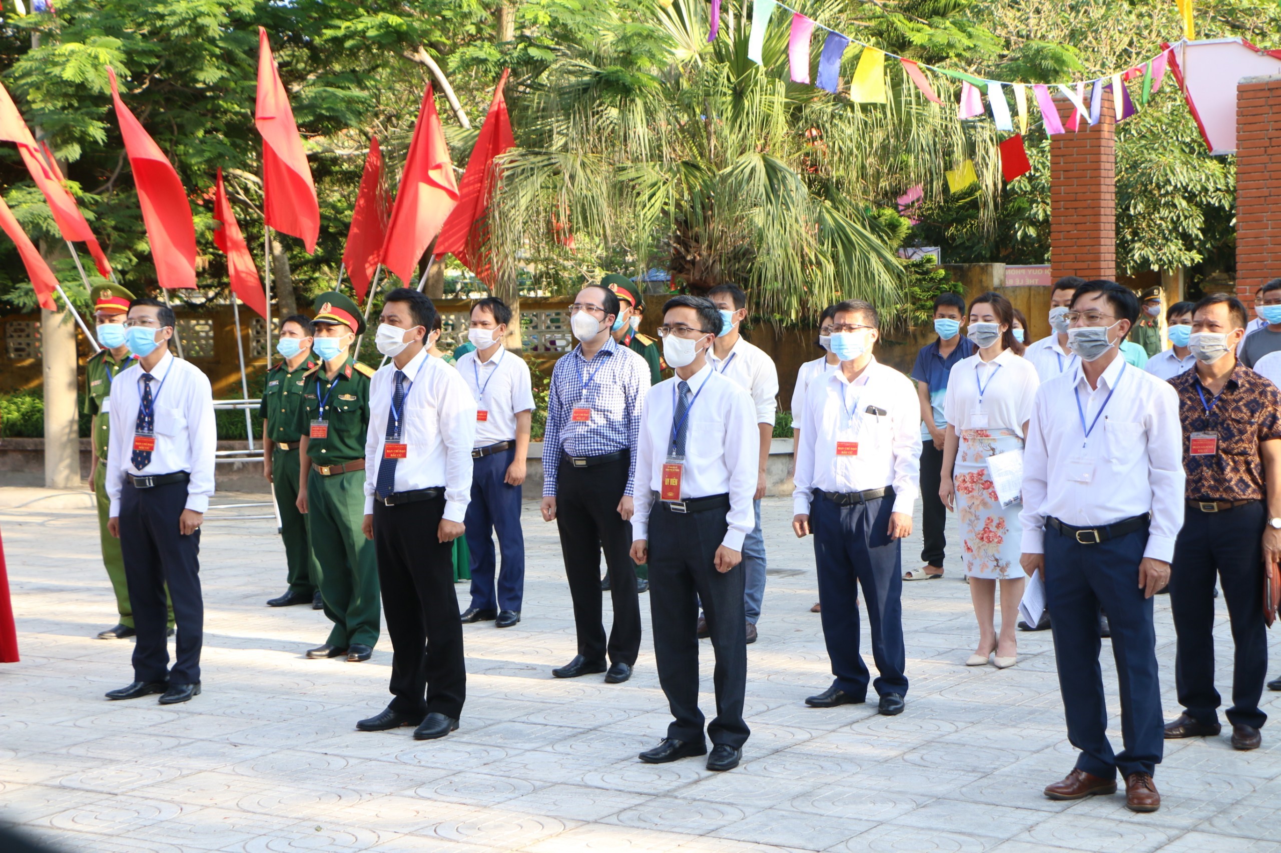 Những cử tri đầu ti&ecirc;n đi bỏ phiếu ở đảo tiền ti&ecirc;u Bạch Long Vỹ - Ảnh 2.