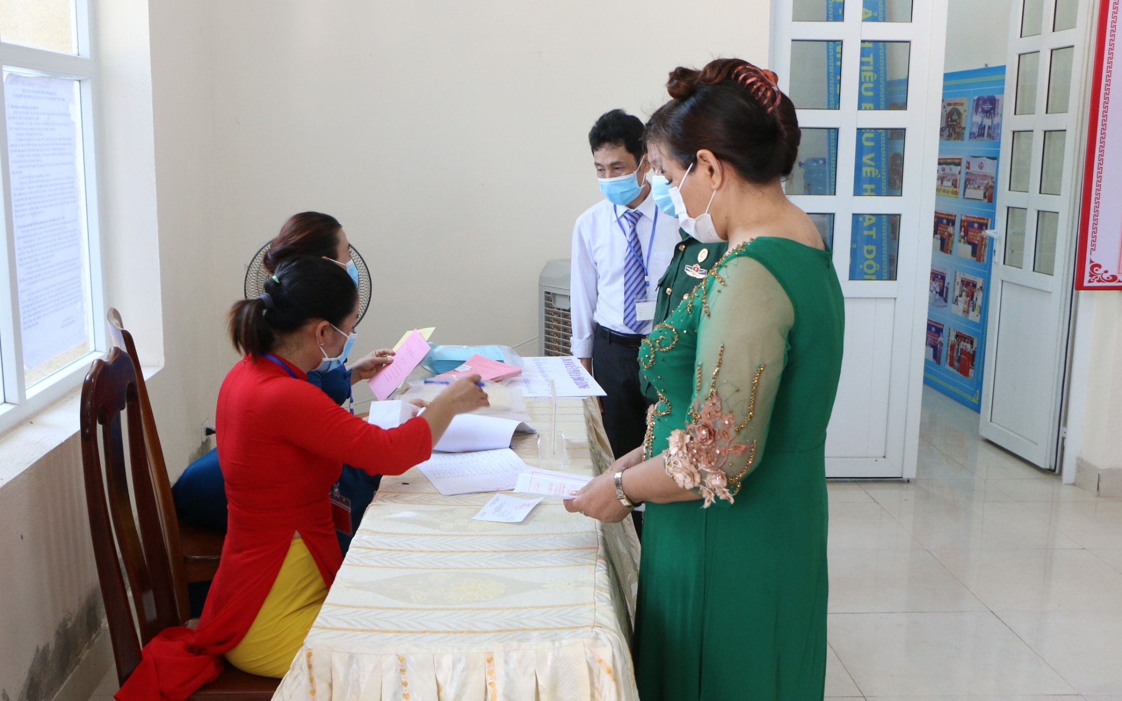 Những cử tri đầu ti&ecirc;n đi bỏ phiếu ở đảo tiền ti&ecirc;u Bạch Long Vỹ - Ảnh 10.