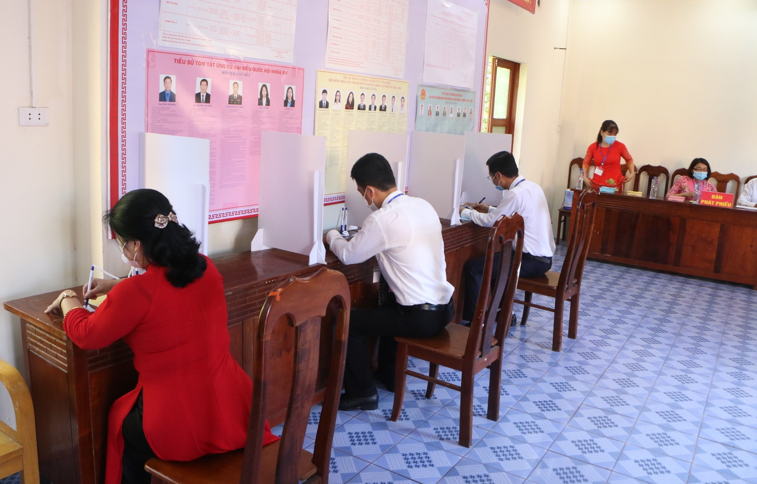 Những cử tri đầu ti&ecirc;n đi bỏ phiếu ở đảo tiền ti&ecirc;u Bạch Long Vỹ - Ảnh 8.