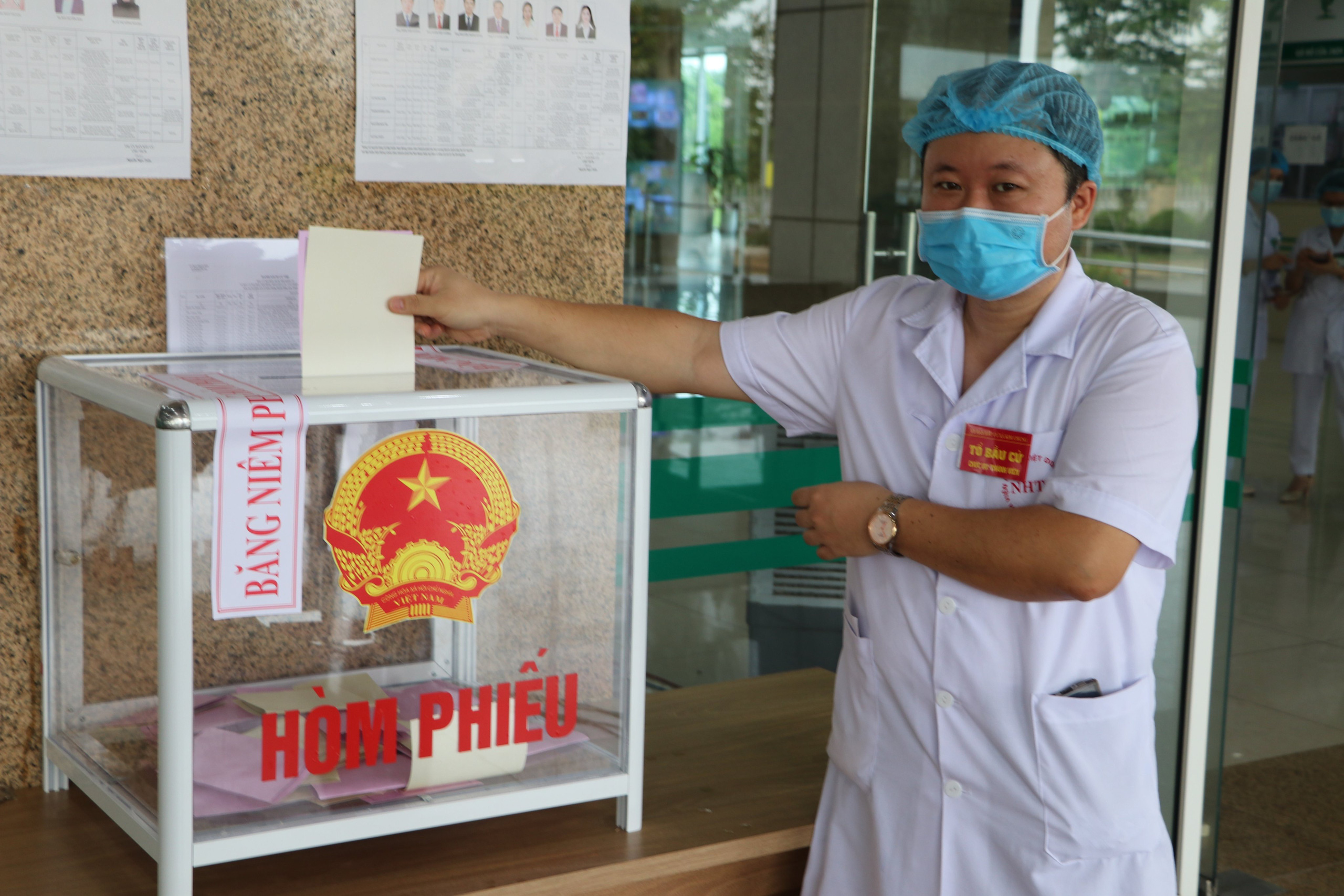 Chùm ảnh: Mặc đồ bảo hộ đi bỏ phiếu trong tâm dịch Covid-19 - Ảnh 18.