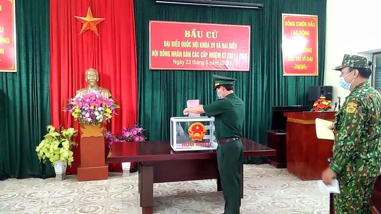CLIP: Cận cảnh chiến sĩ biên phòng bỏ phiếu bầu cử nơi biên cương Tổ quốc