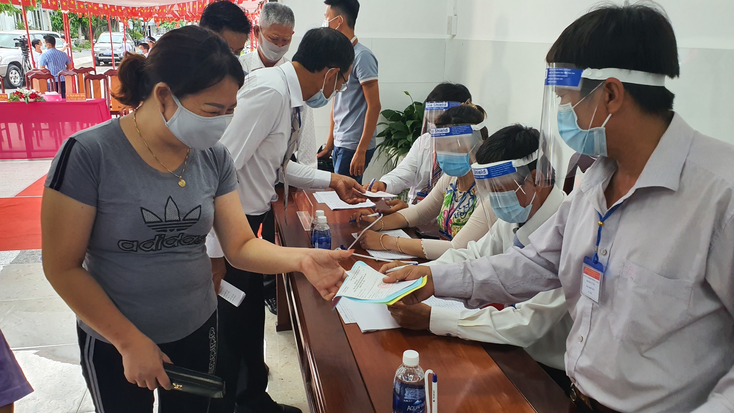 Thủ tướng Phạm Minh Ch&iacute;nh ho&agrave;n th&agrave;nh bỏ phiếu bầu cử tại Cần Thơ - Ảnh 4.