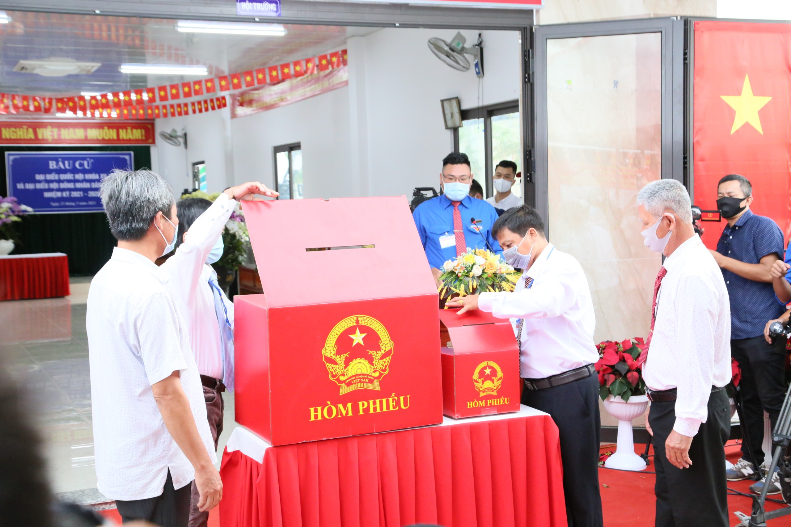 Thủ tướng Phạm Minh Ch&iacute;nh ho&agrave;n th&agrave;nh bỏ phiếu bầu cử tại Cần Thơ - Ảnh 1.