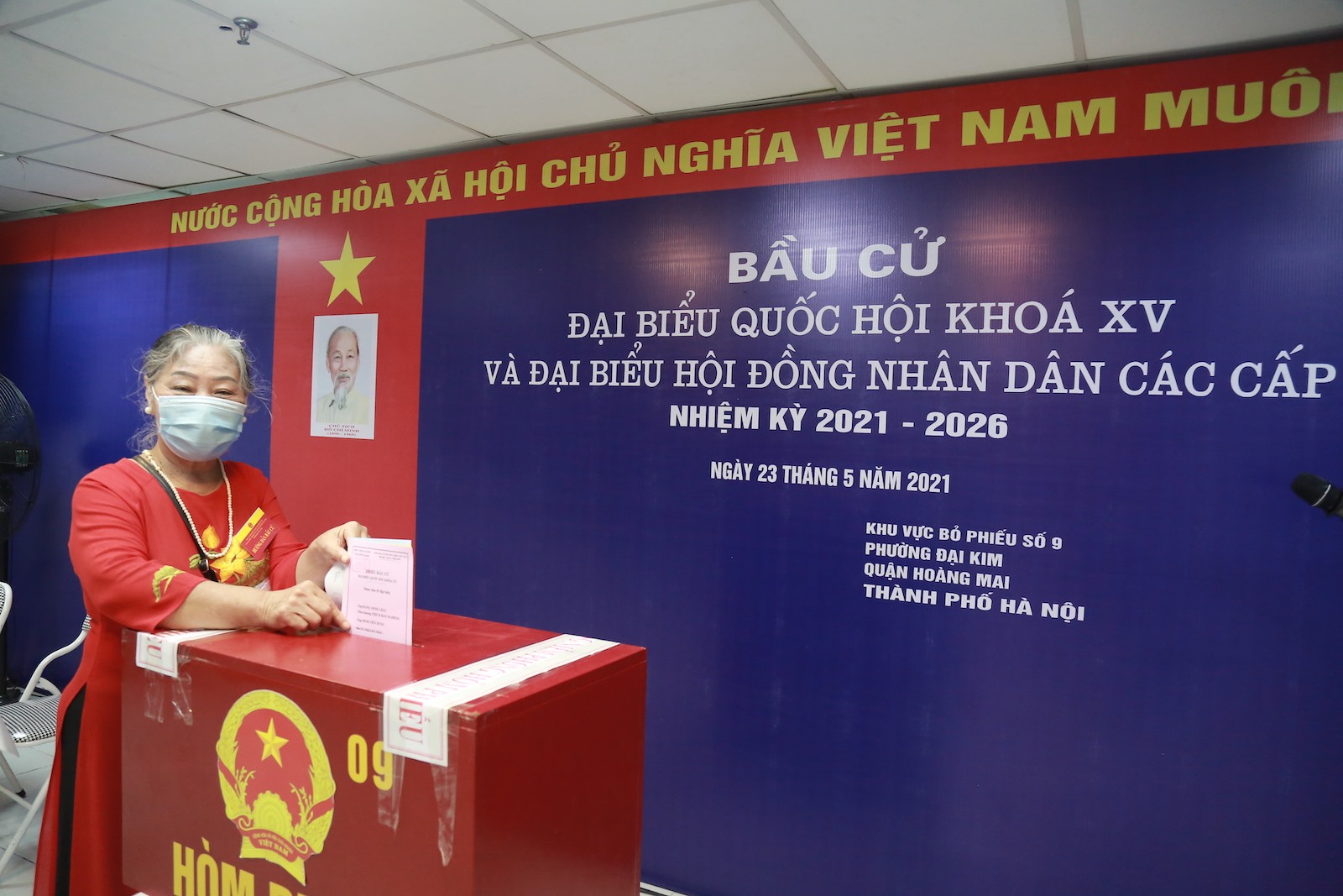 Cử tri H&agrave; Nội n&aacute;o nức đi bỏ phiếu bầu cử - Ảnh 15.