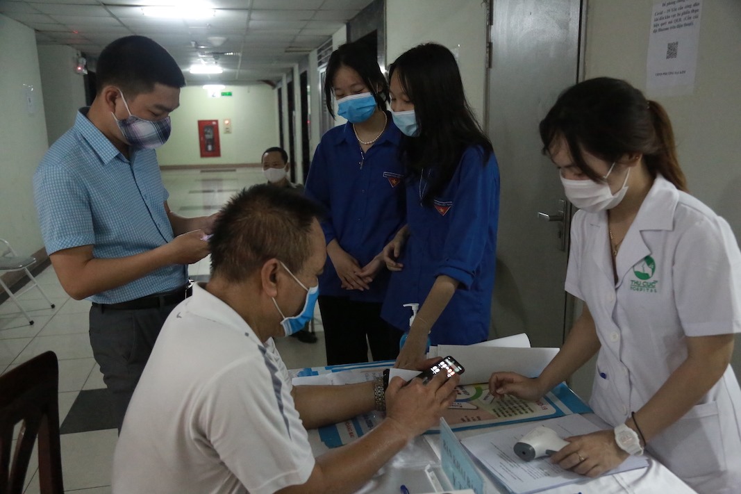 Cử tri H&agrave; Nội n&aacute;o nức đi bỏ phiếu bầu cử - Ảnh 17.