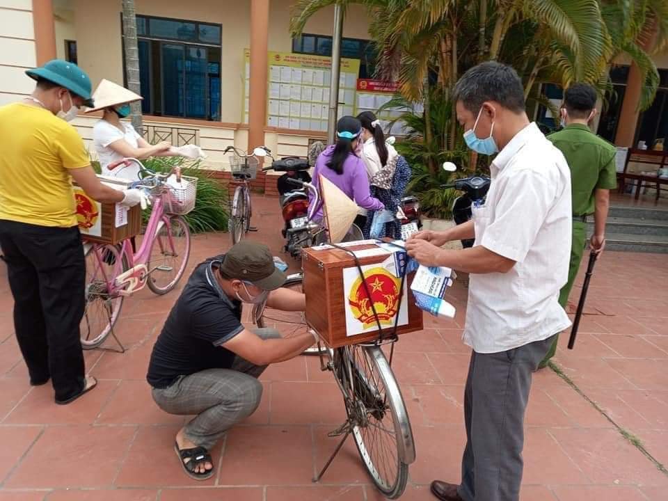 Độc đáo hòm phiếu di động đến từng nhà ngày bầu cử - Ảnh 26.