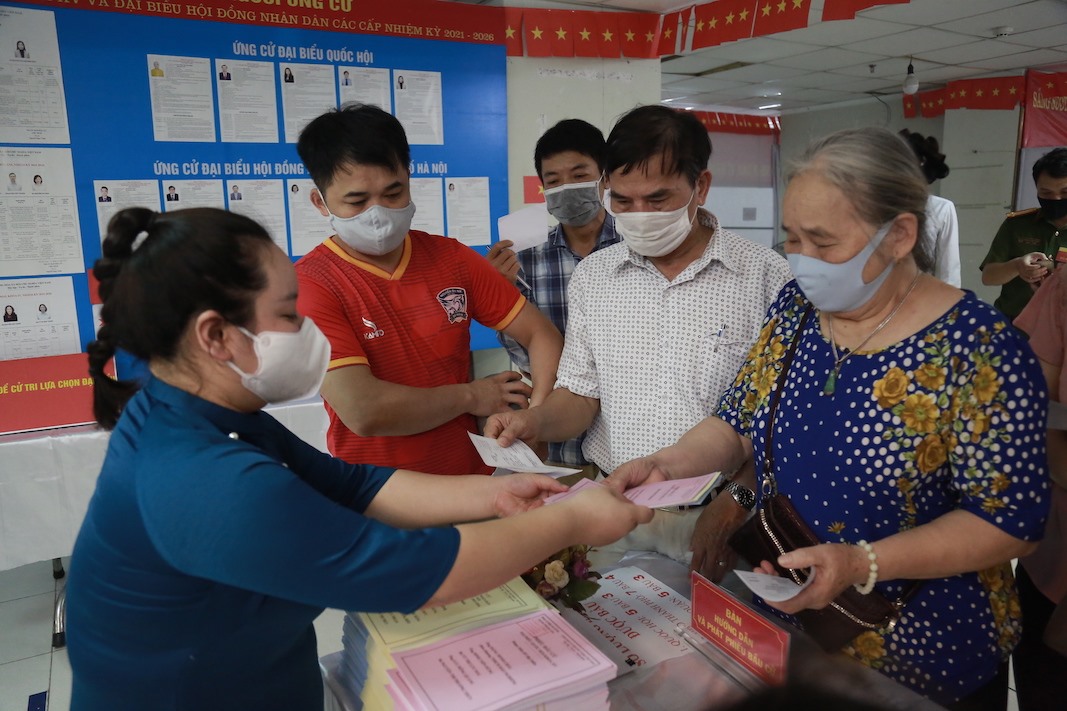 Cử tri H&agrave; Nội n&aacute;o nức đi bỏ phiếu bầu cử - Ảnh 14.