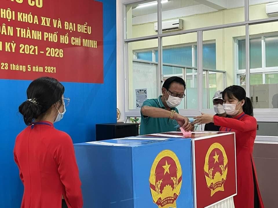 Nghệ sĩ h&aacute;o hức đi bầu cử - Ảnh 2.