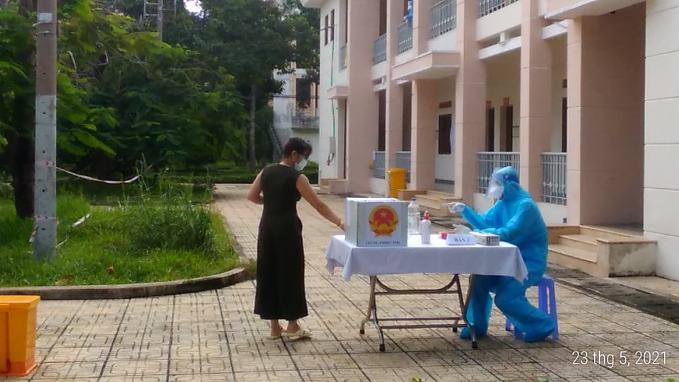 Bệnh nh&acirc;n mắc Covid-19 bầu cử tại Bệnh viện D&atilde; chiến Củ Chi - Ảnh 4.