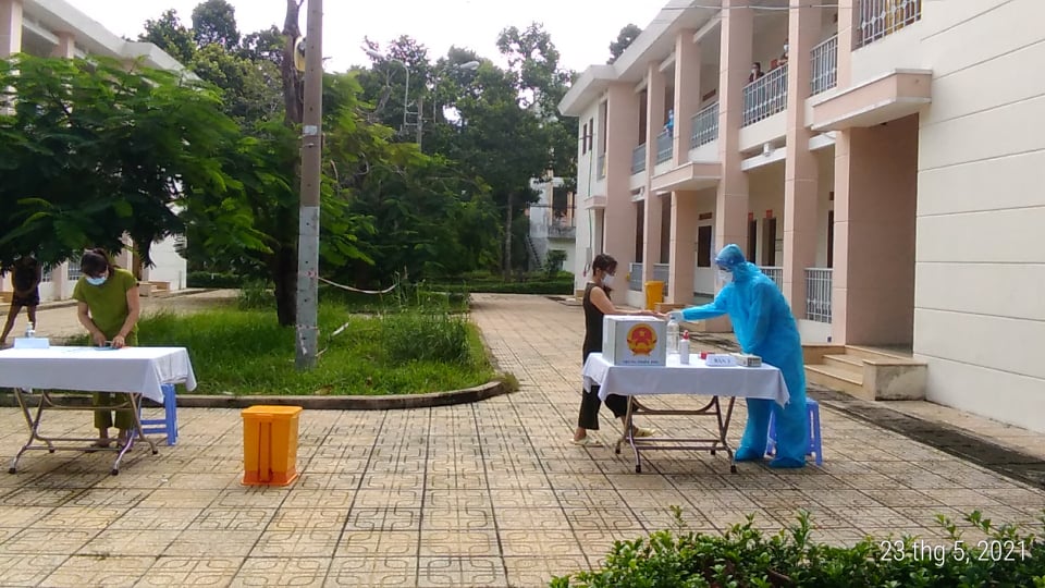 Bệnh nh&acirc;n mắc Covid-19 bầu cử tại Bệnh viện D&atilde; chiến Củ Chi - Ảnh 3.