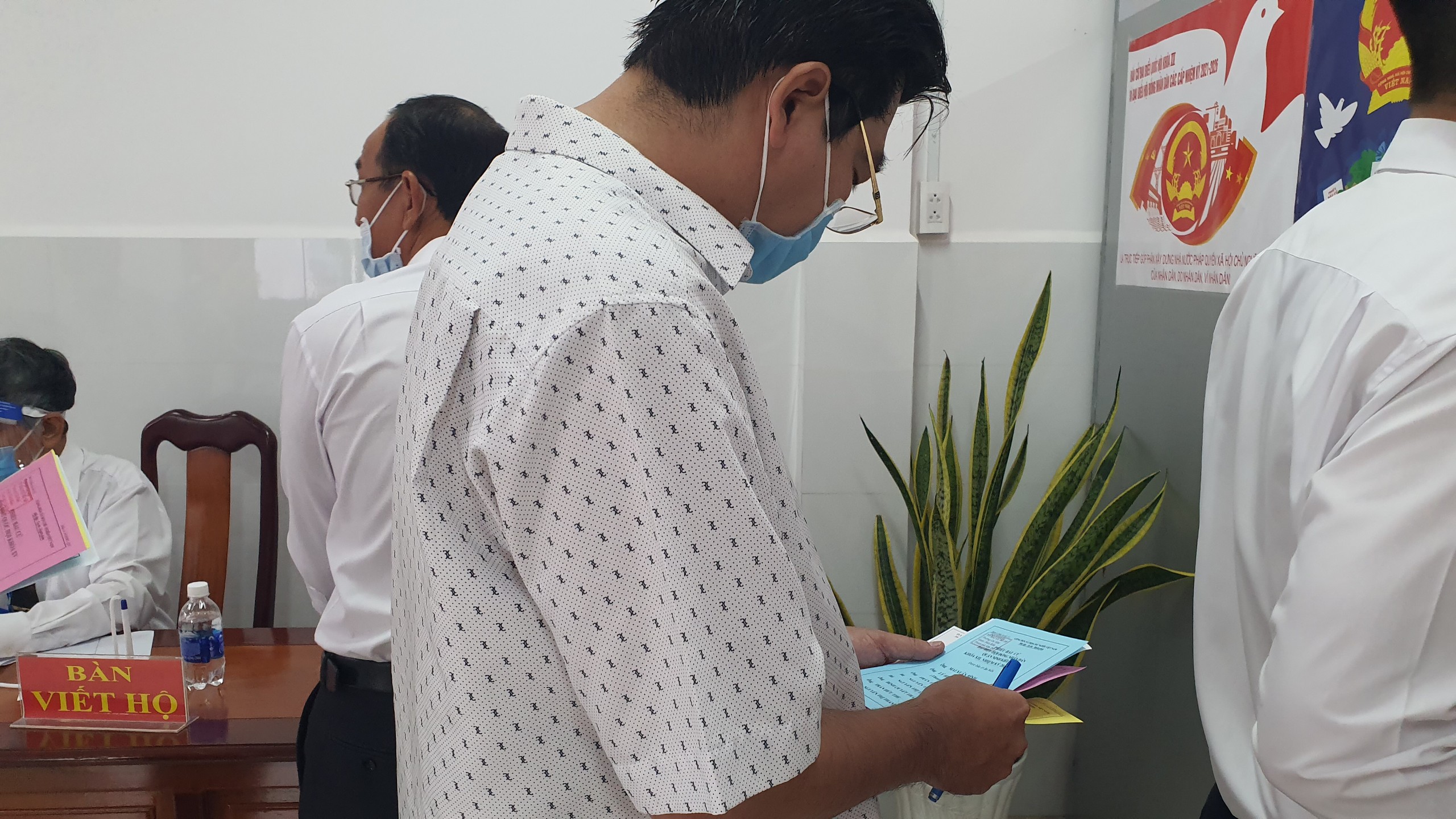 Thủ tướng Phạm Minh Ch&iacute;nh ho&agrave;n th&agrave;nh bỏ phiếu bầu cử tại Cần Thơ - Ảnh 5.