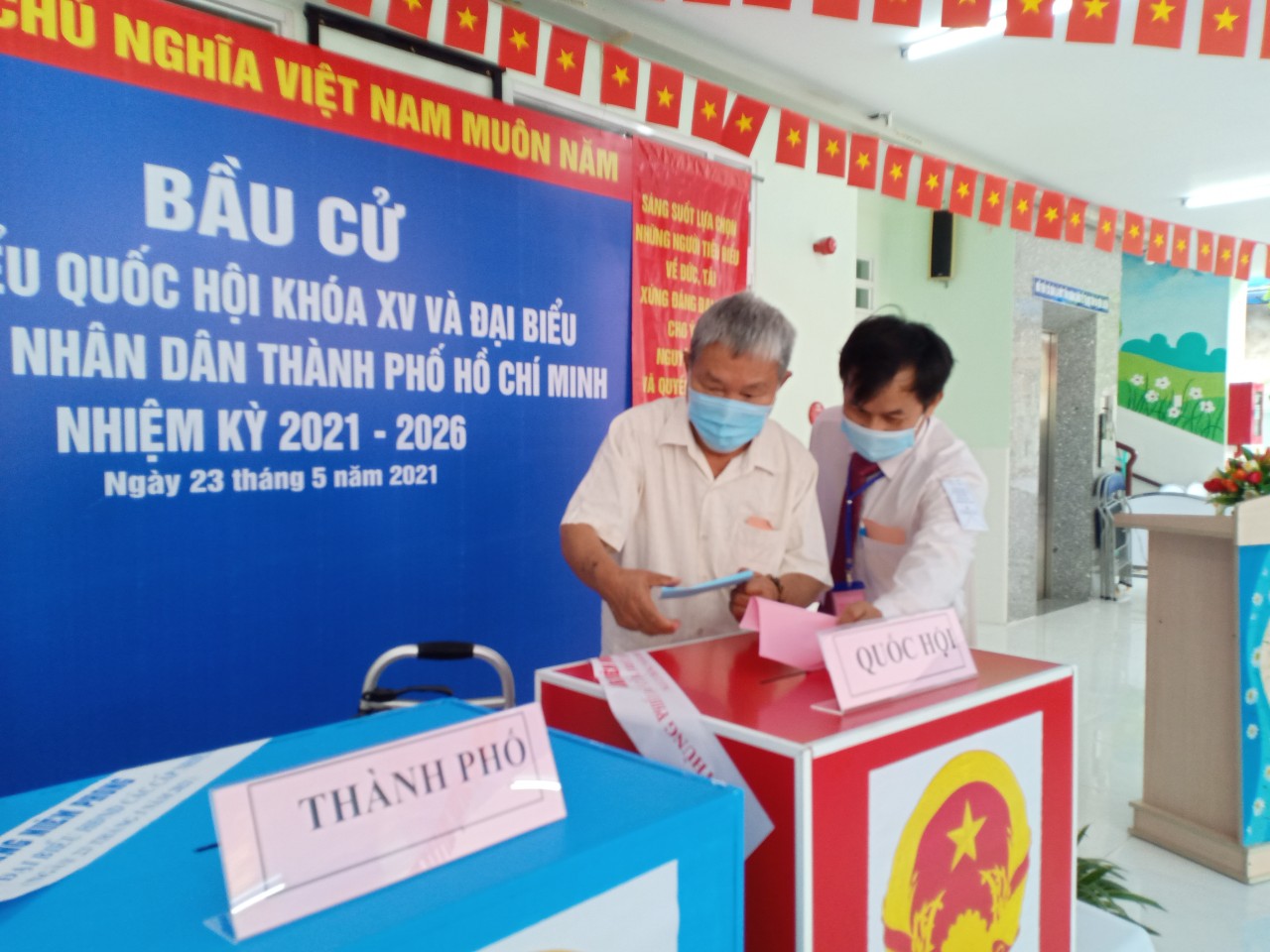 Những cử tri đặc biệt đi bầu đại biểu Quốc hội, HĐND các cấp - Ảnh 3.