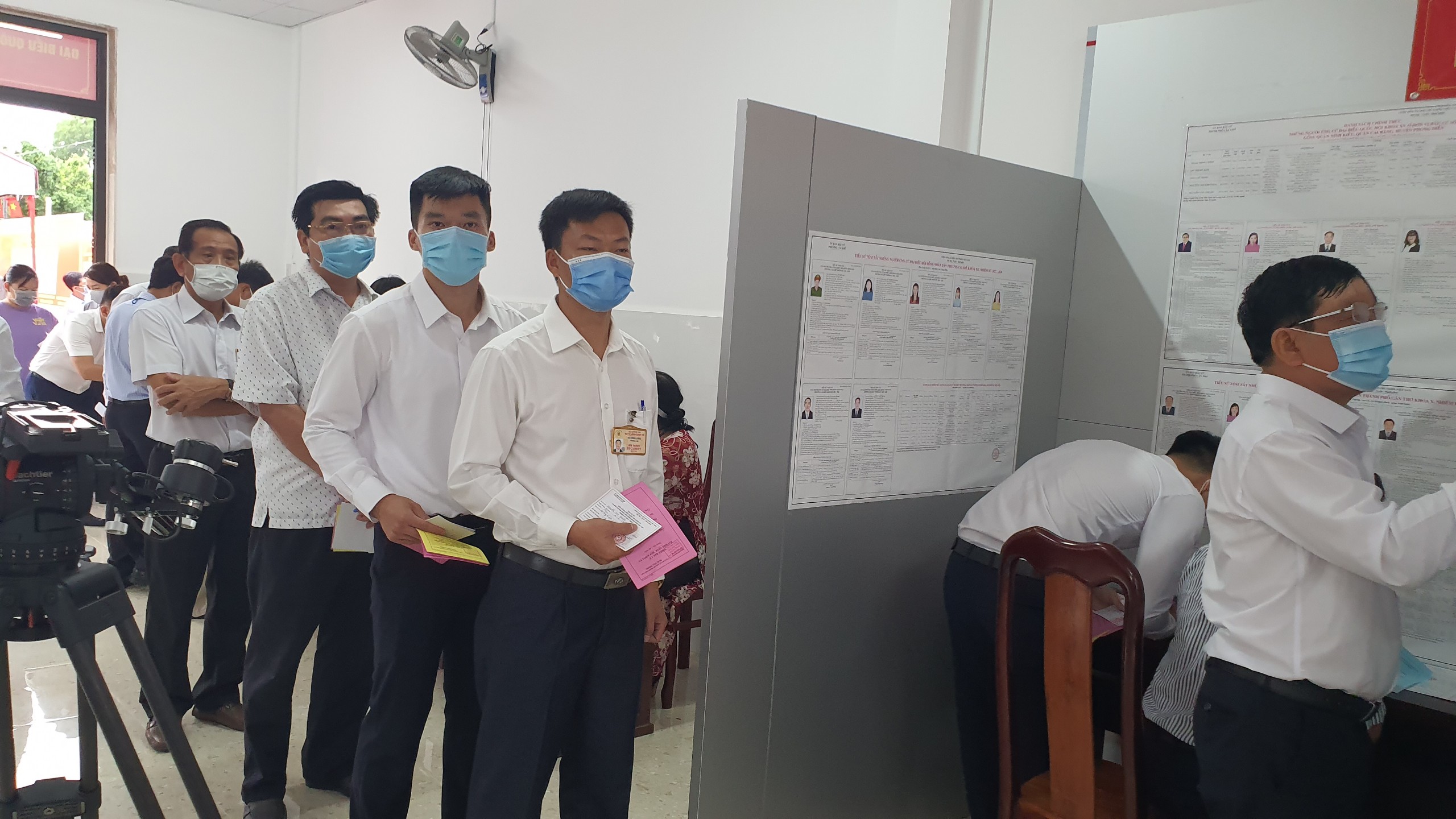 Thủ tướng Phạm Minh Ch&iacute;nh ho&agrave;n th&agrave;nh bỏ phiếu bầu cử tại Cần Thơ - Ảnh 6.