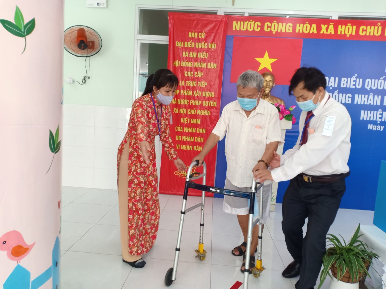 Những cử tri đặc biệt đi bầu đại biểu Quốc hội, HĐND các cấp - Ảnh 2.