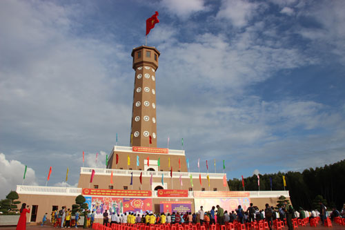 Non sông vui ngày hội lớn