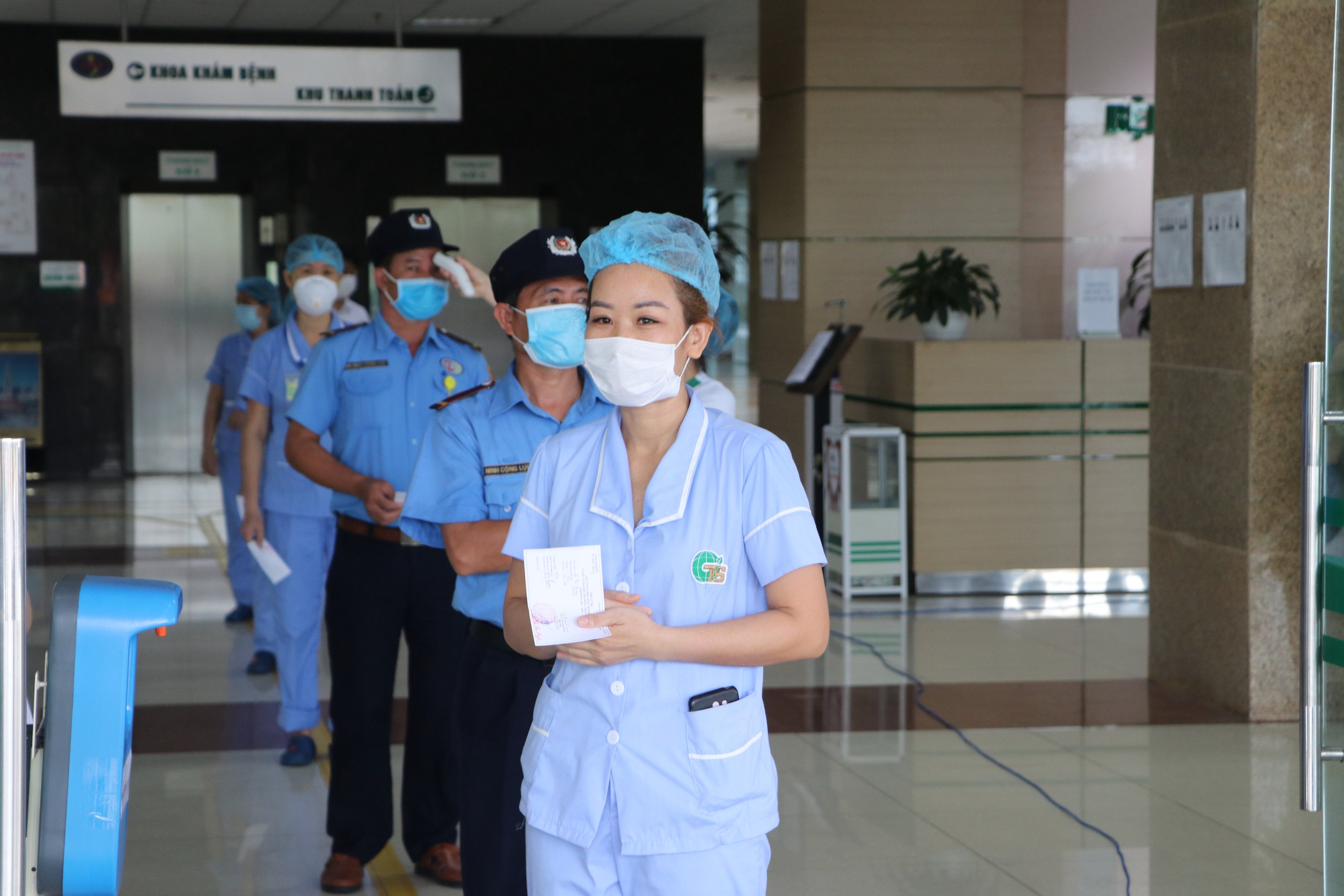 Chùm ảnh: Mặc đồ bảo hộ đi bỏ phiếu trong tâm dịch Covid-19 - Ảnh 20.