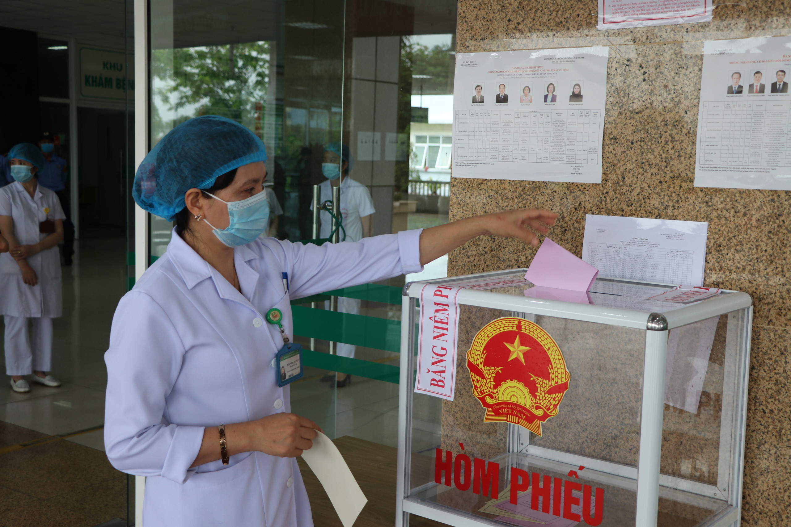 Chùm ảnh: Mặc đồ bảo hộ đi bỏ phiếu trong tâm dịch Covid-19 - Ảnh 16.