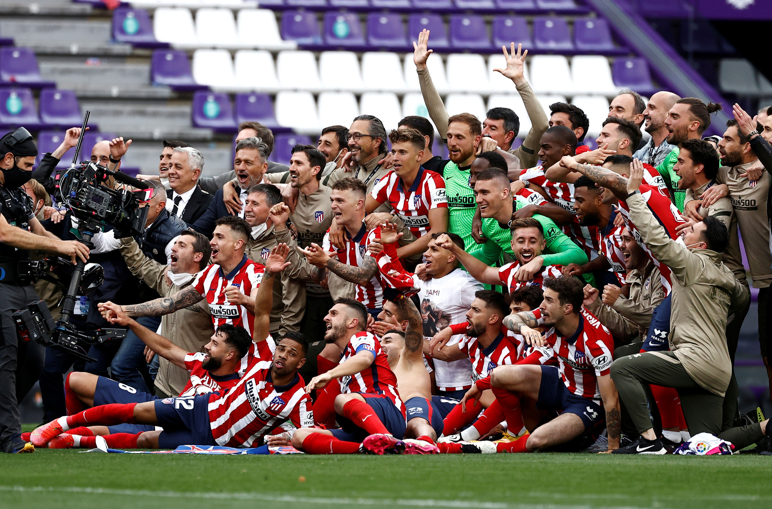 Atletico Madrid lên đỉnh La Liga